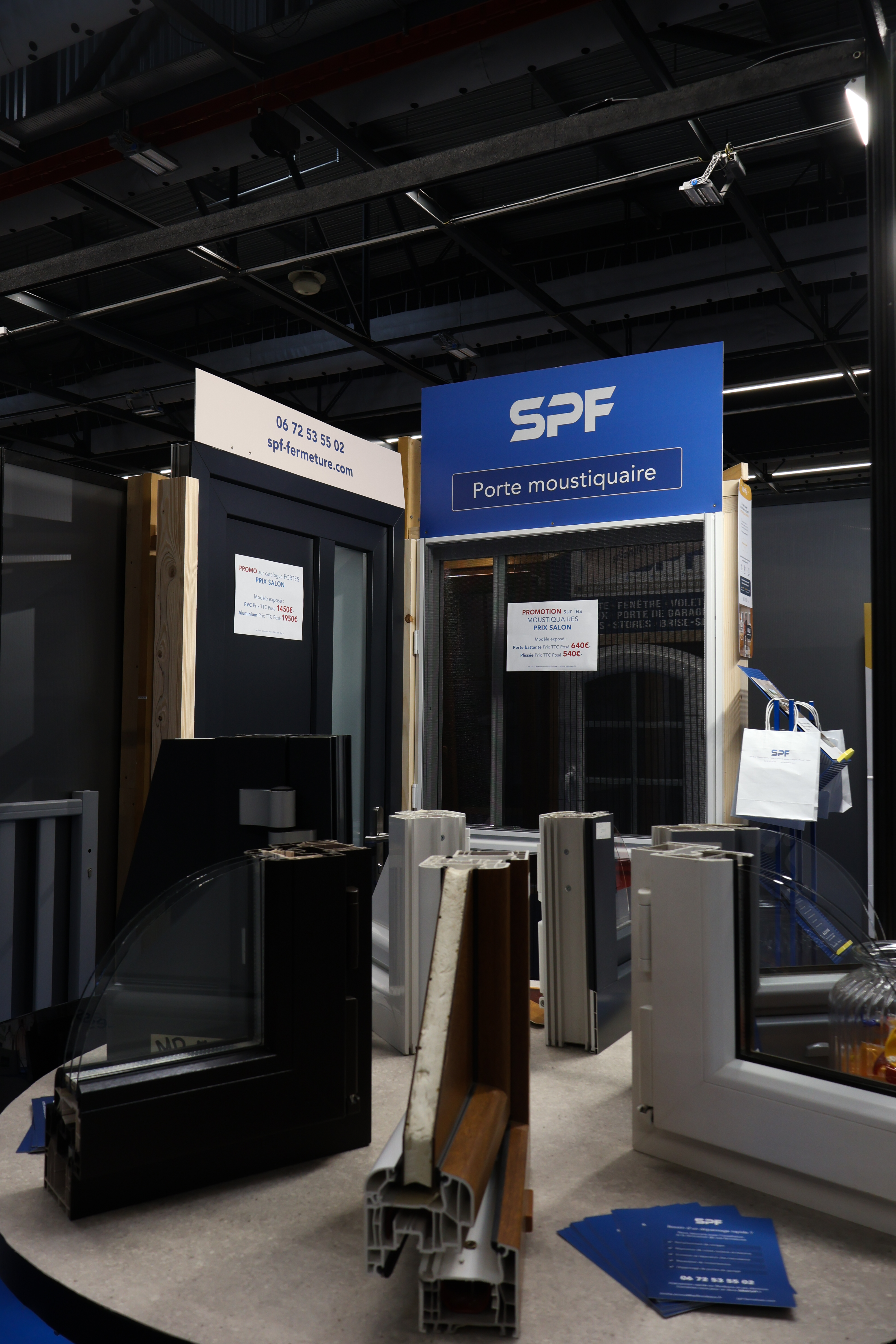 SPF — Salon stand droite
